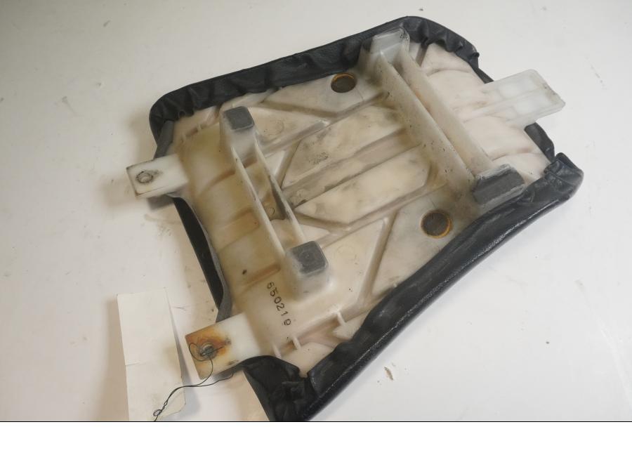 Vänster sida på Sadel från en Kawasaki ZXR 750 -1989 motorcykel.