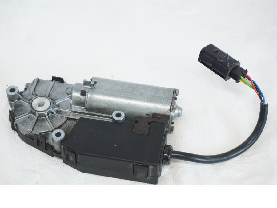 Baksidan på Vindrutemotor från en BMW K 1600 -2015 motorcykel.