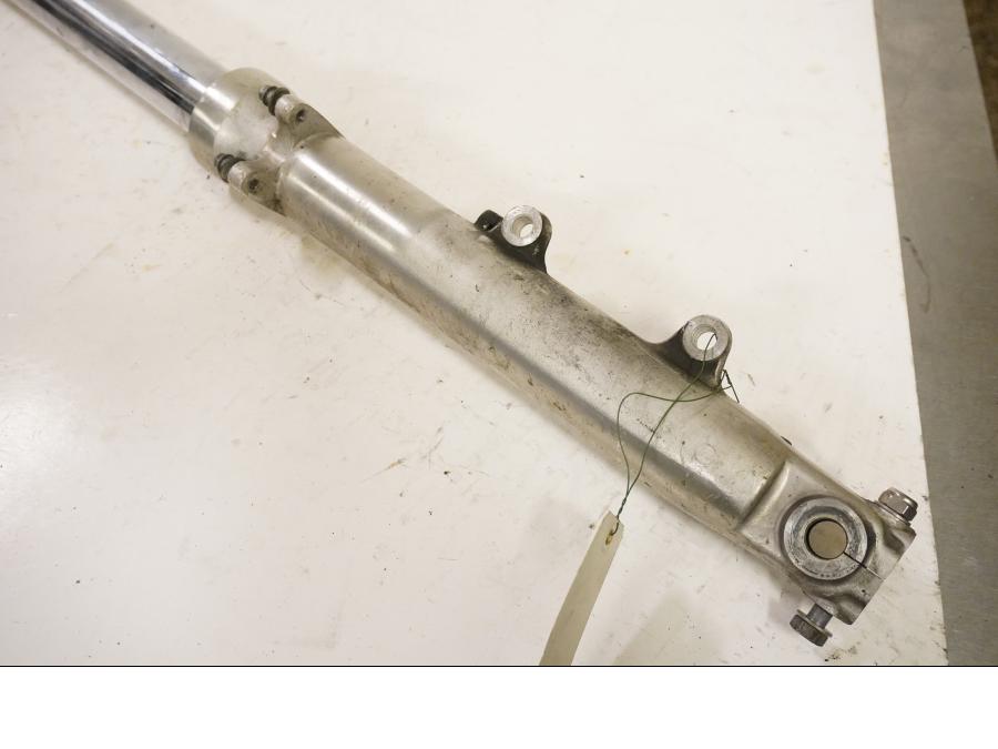Vänster sida på Gaffelben från en Yamaha FJ 1200 -1989 motorcykel.