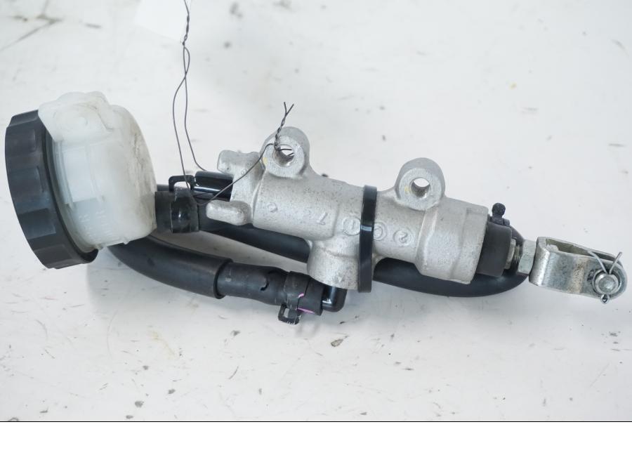 Baksidan på Bromshuvudcylinder från en Kawasaki ER-6N -2012 motorcykel.