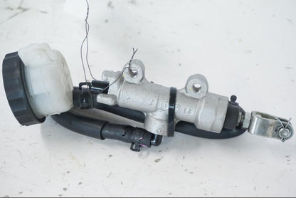 Baksidan på Bromshuvudcylinder från en Kawasaki ER-6N -2012 motorcykel.