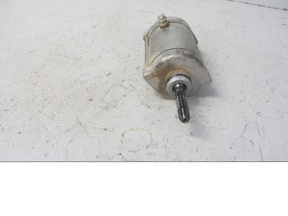 Baksidan på Startmotor från en Suzuki LTA 750 XP E -2009 motorcykel.