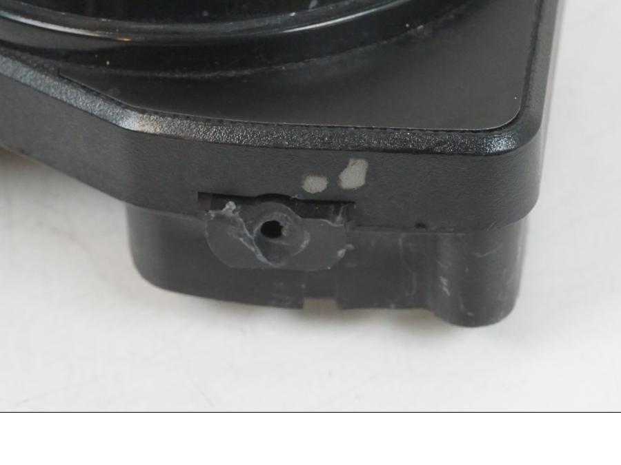 Höger sida på <p>Instrumentpanel till Honda CBR 900 RR 2000.</p>

<p>Lite lacksläpp se bild 3.</p>

<p>Samt att fäste är avbrutet se bild 2 och 3.</p>

<p>Fäste på baksidan avbrutet se bilder.</p>

<p>Samt stor bit har brutits av se sista bilden.</p>

<p>Repor.</p>

<p>Okej skick.</p> motorcykel.