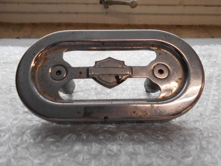 Framsidan på <p>kromkåpa till likriktaren , rostprickar finns.</p>

<p>Eftermarknad.</p> motorcykel.