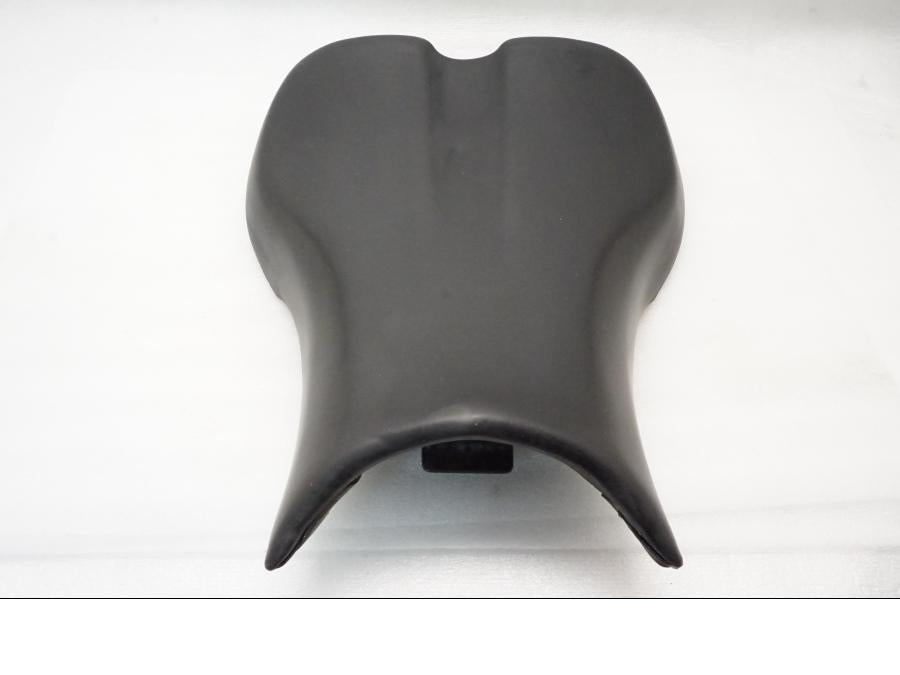 Höger sida på Sadel från en Triumph Daytona 675 -2008 motorcykel.