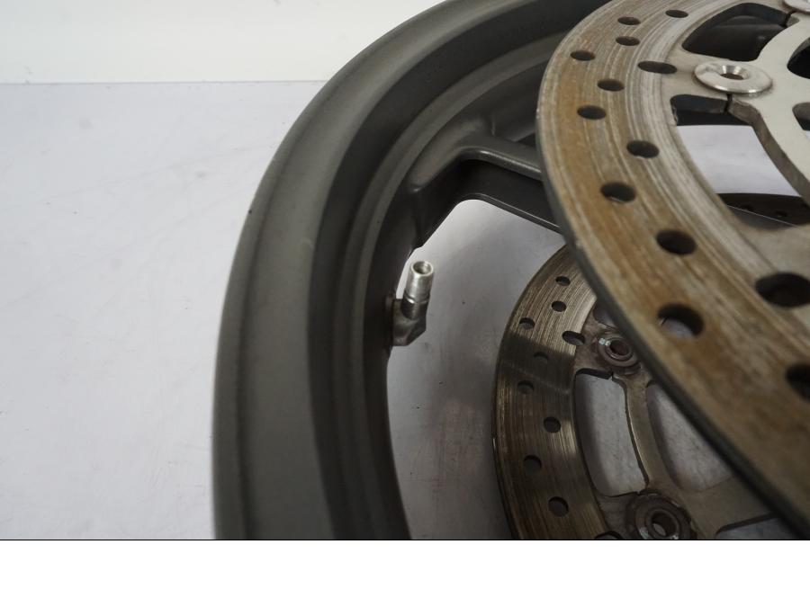 Snett nerifrån på Fälg från en KTM 990 Super Duke -2006 motorcykel.