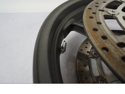 Snett nerifrån på Fälg från en KTM 990 Super Duke -2006 motorcykel.