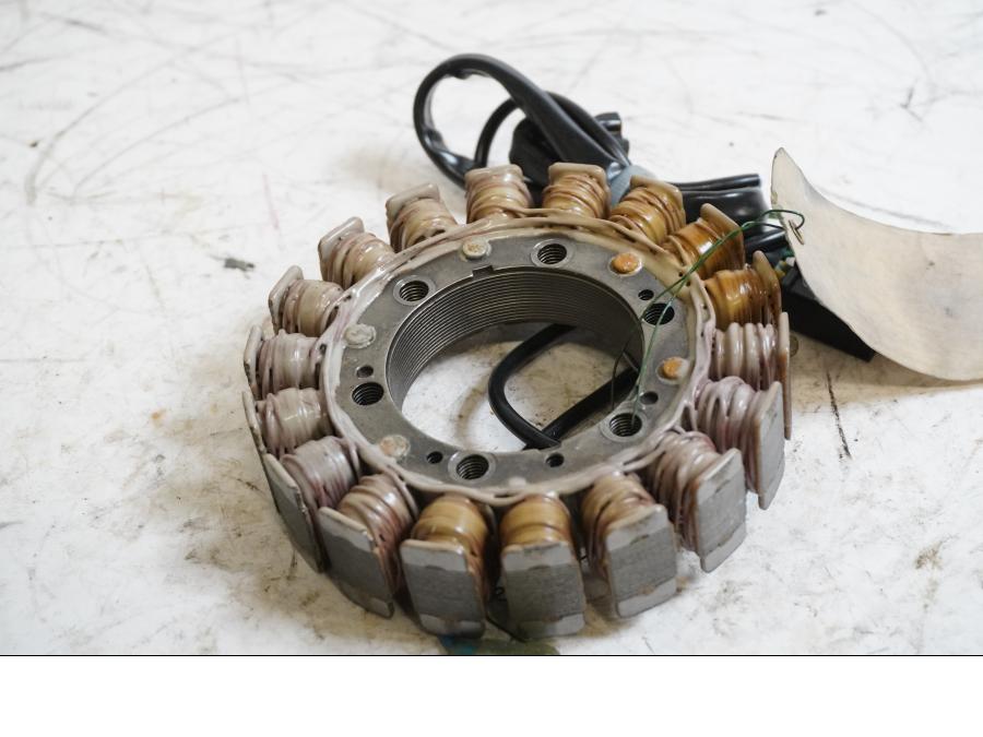 Framsidan på Generator från en Kawasaki ZX-9R -1999 motorcykel.