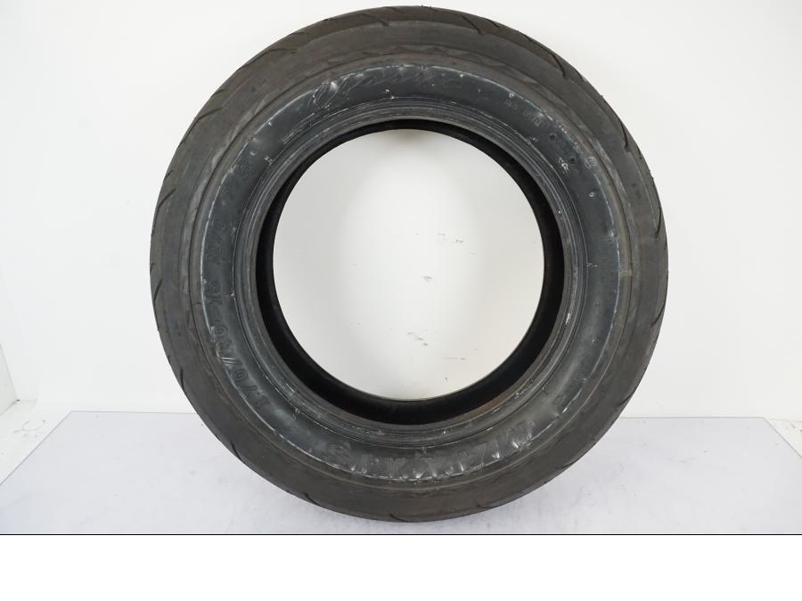 Framsidan på <p>Begagnad däck av märket Maxxis och modell Classic.</p>

<p>Dimension 170/80-15. </p>

<p>Mönsterdjup ca: 60% (4,60mm).</p>

<p>Tillv 2322.</p> moped.