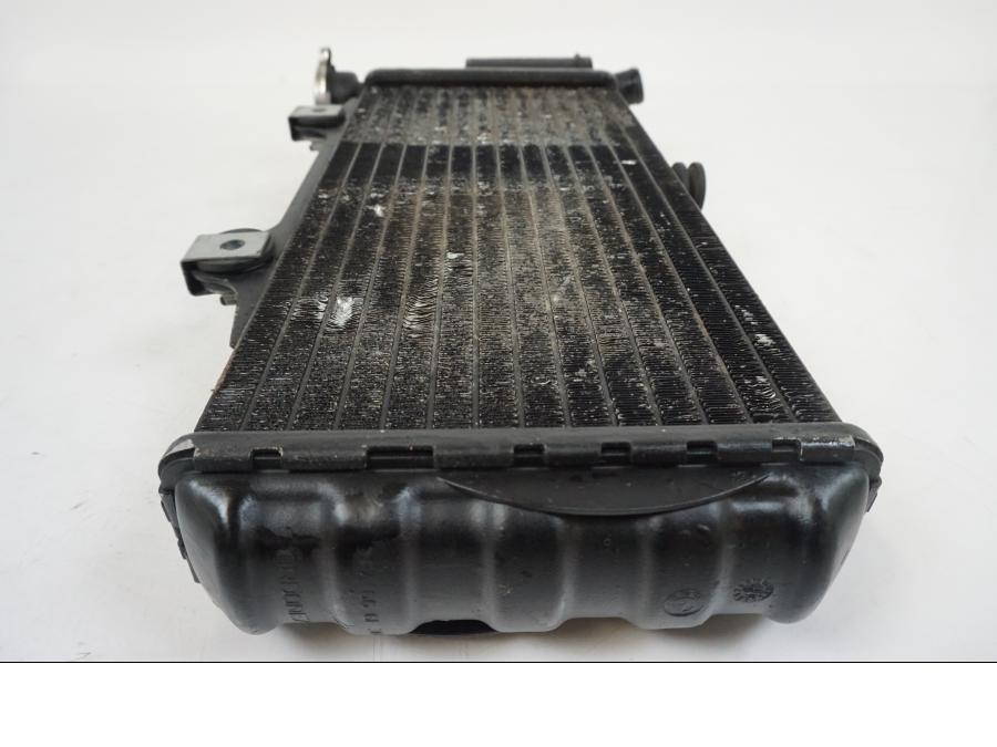 Snett nerifrån på Vattenkyl från en BMW F 650 CS -2002 motorcykel.