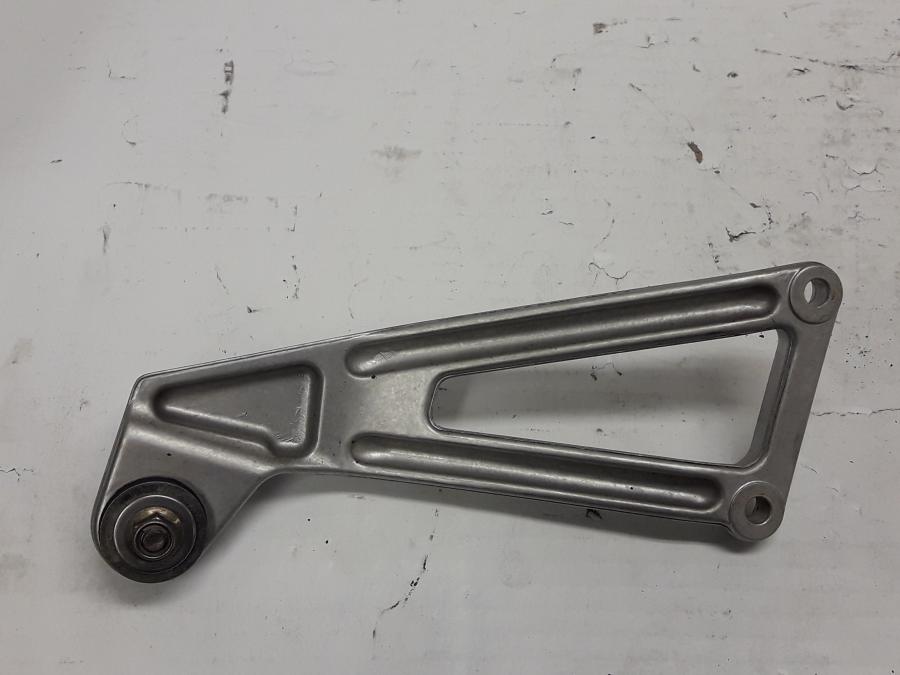 Baksidan på Fotpinnefäste från en Ducati 750 SS -2000 motorcykel.