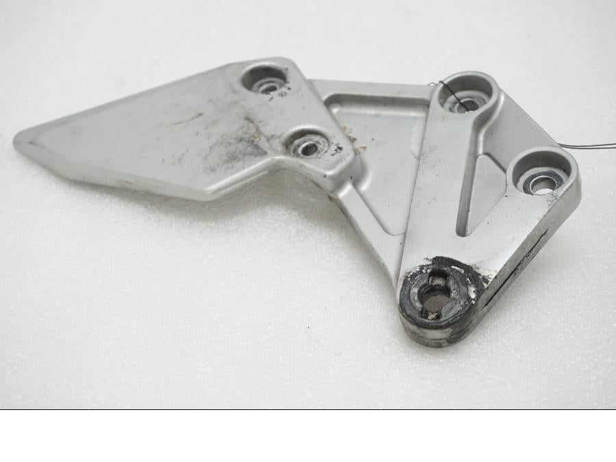 Framsidan på Fotpinnefäste från en Suzuki SV 1000 -2007 motorcykel.