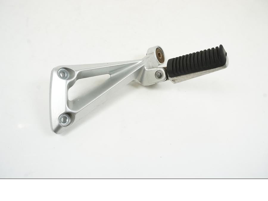 Framsidan på Fotpinnefäste från en Yamaha BT 1100 -2003 motorcykel.