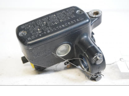 Framsidan på Bromshuvudcylinder från en Honda CB 1300 F -2004 motorcykel.