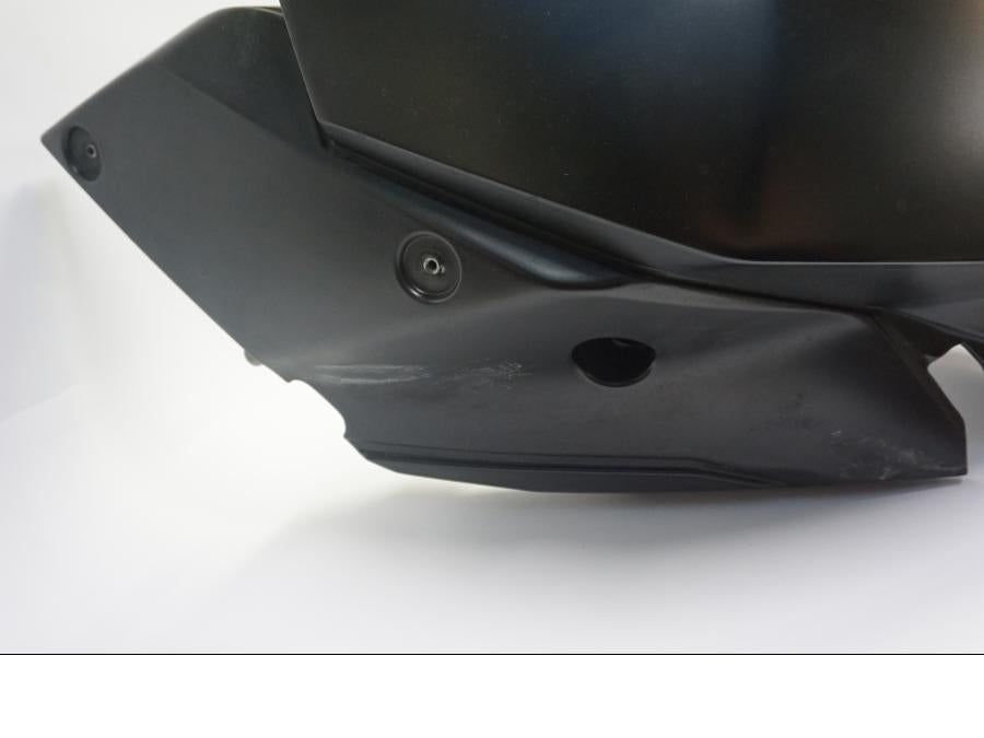 Snett nerifrån på Bensintank från en KTM 990 SMT -2008 motorcykel.