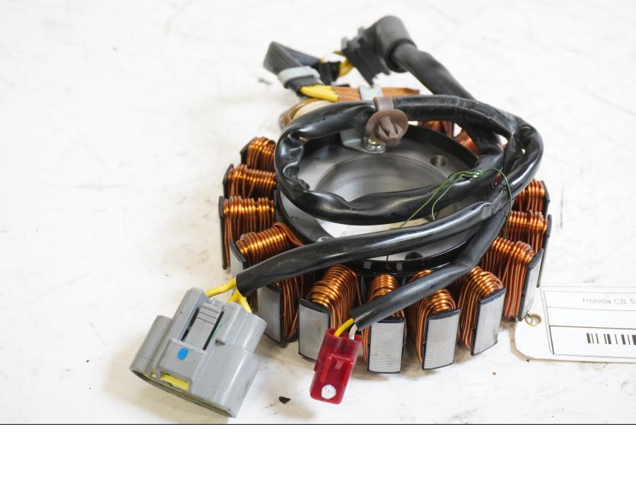 Framsidan på Generator från en Honda CB 500 F -2013 motorcykel.