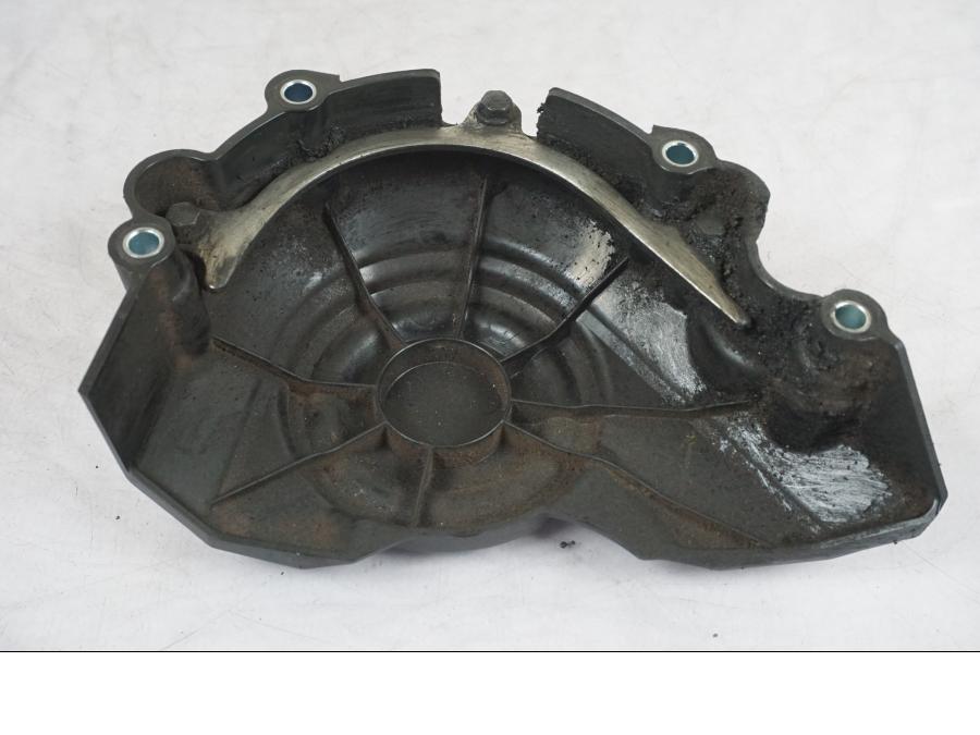 Snett nerifrån på Kedjeskydd från en Kawasaki Z 900 -2019 motorcykel.