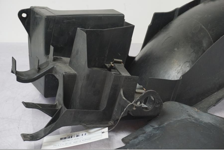 Snett nerifrån på Undertail från en Yamaha XJ 900 -1997 motorcykel.