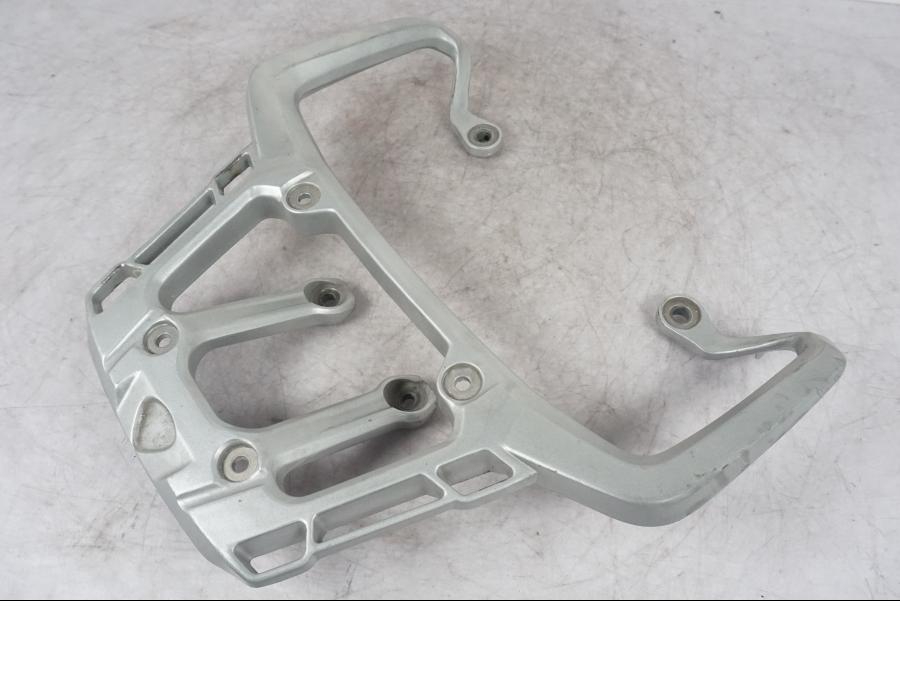 Framsidan på Pakethållare från en Triumph Tiger Explorer -2012 motorcykel.