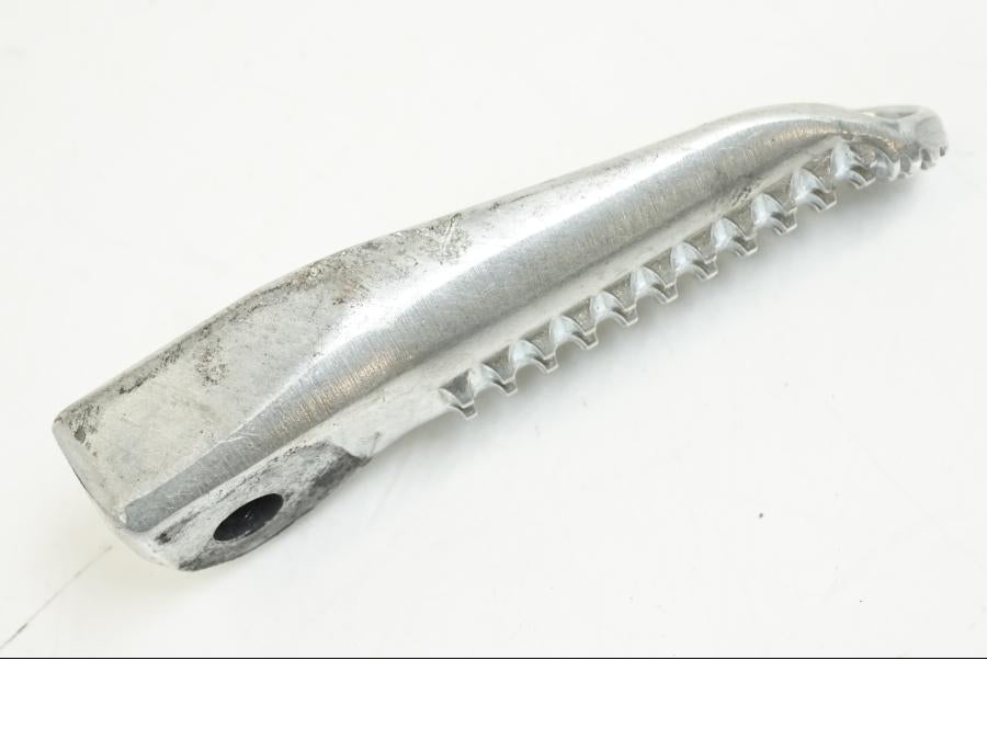 Snett nerifrån på Fotpinne från en Yamaha MT-09 -2021 motorcykel.