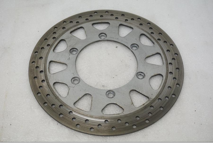 Framsidan på Bromsskiva från en Suzuki VL 800 -2004 motorcykel.