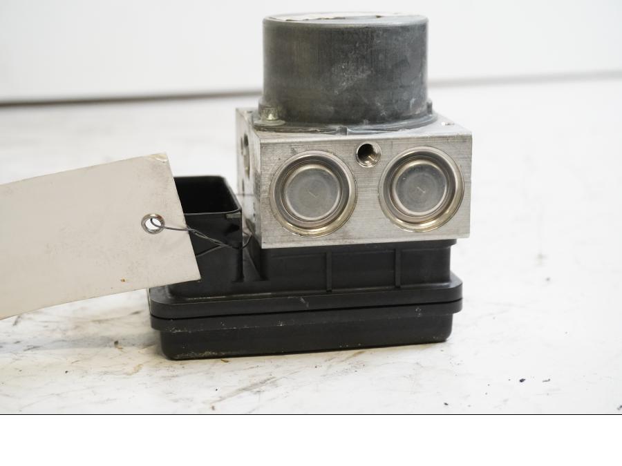 Höger sida på ABS Modulator från en KTM 125 Duke -2017 motorcykel.