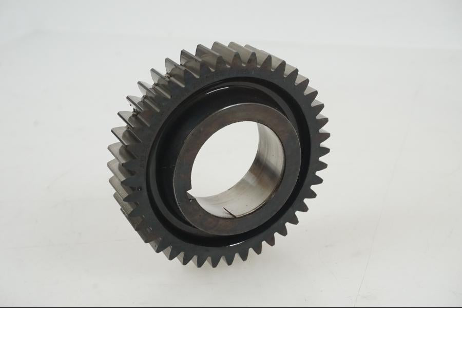 Baksidan på Vevaxel från en KTM 1290 Super Duke R -2021 motorcykel.