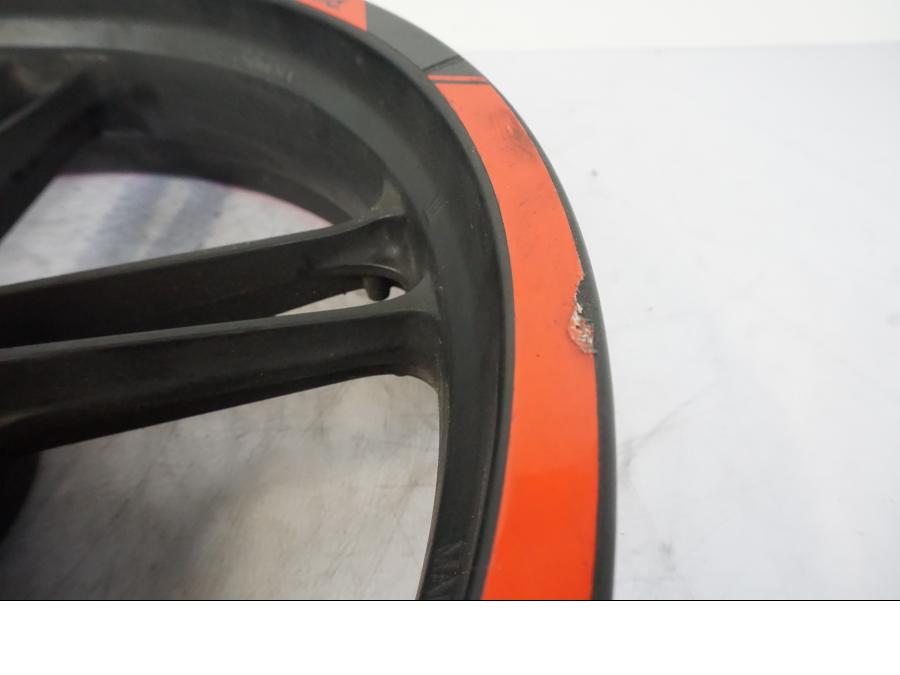 Extrabild2 på Fälg från en Yamaha YZF-R 125 -2008 motorcykel.