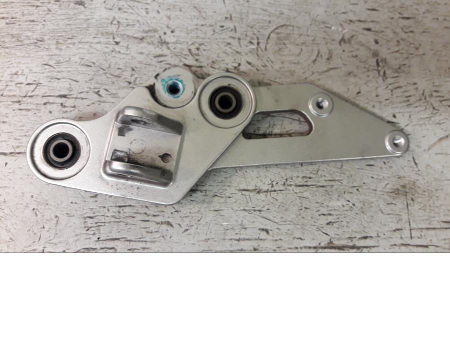 Framsidan på Fotpinnefäste från en Yamaha MT-07 -2017 motorcykel.