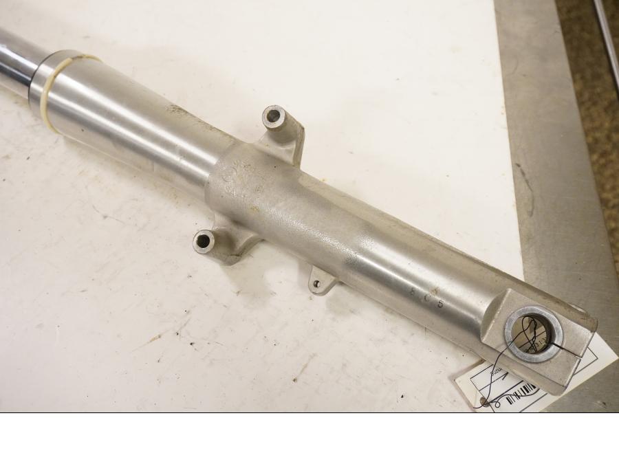 Vänster sida på Gaffelben från en Suzuki VL 1500 -1998 motorcykel.