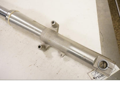 Vänster sida på Gaffelben från en Suzuki VL 1500 -1998 motorcykel.