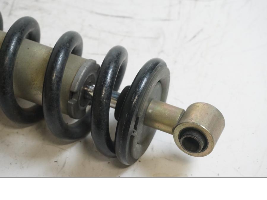 Baksidan på Stötdämpare från en Yamaha XVS 650 -1998 motorcykel.