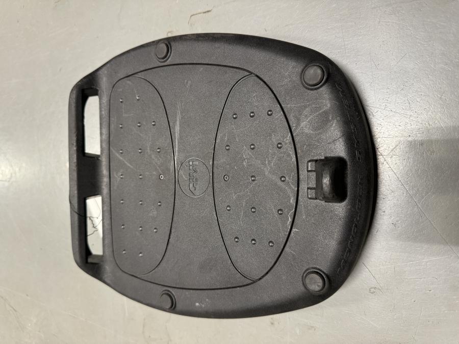 Framsidan på Topboxplatta från en Suzuki DL 1000 -2003 motorcykel.