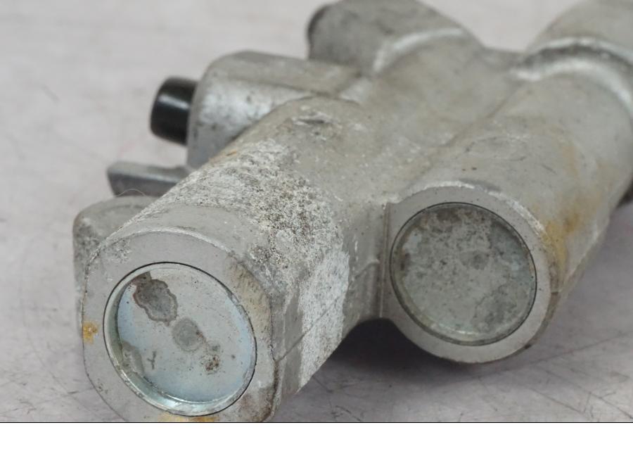 Vänster sida på Bromsfördelare från en Honda CBR 1000 F -1999 motorcykel.