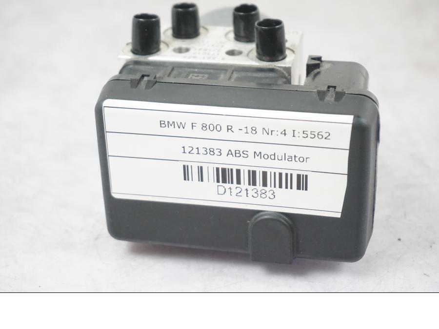 Framsidan på ABS Modulator från en BMW F 800 R -2018 motorcykel.