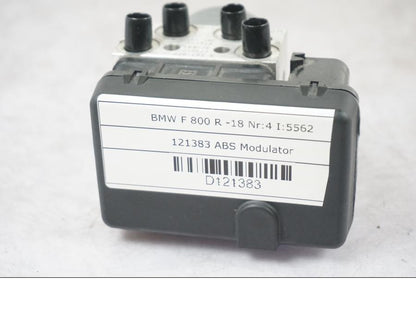 Framsidan på ABS Modulator från en BMW F 800 R -2018 motorcykel.