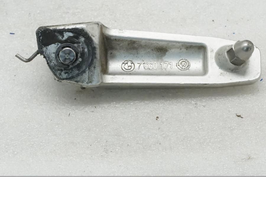 Baksidan på Fotpinne från en BMW F 800 R -2011 motorcykel.