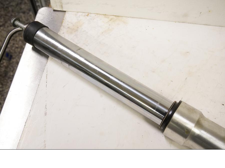 Vänster sida på <p>Gaffelben höger från BMW R 1200 GS 2006.</p>

<p>Små märken finns på nedre del av gaffelben.</p> motorcykel.