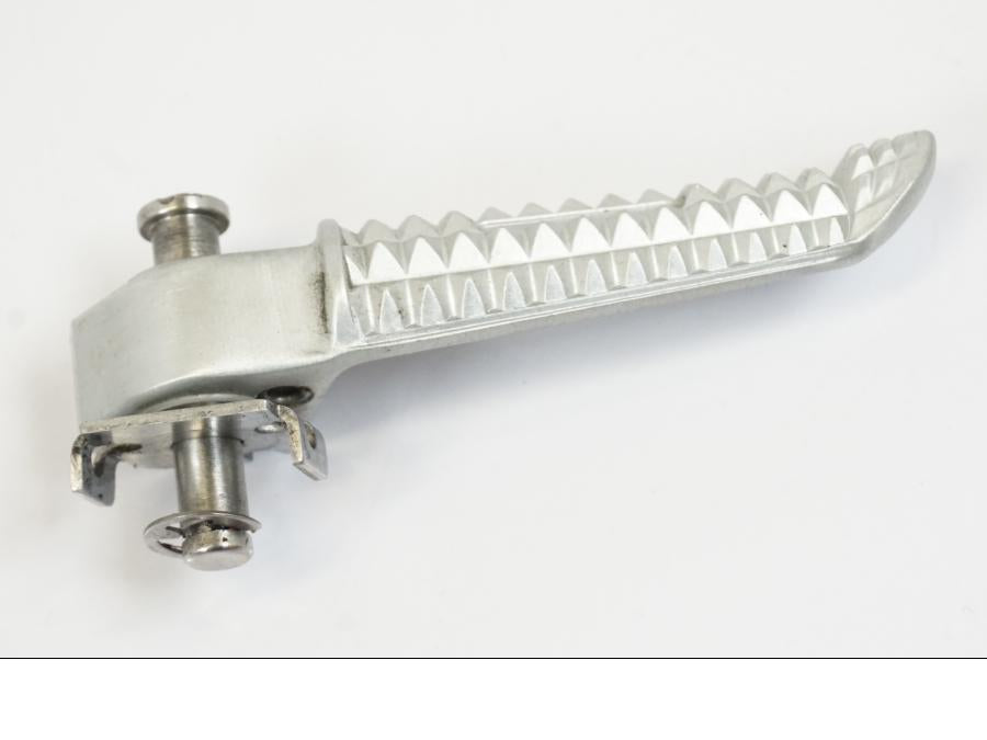 Baksidan på Fotpinne från en Triumph Trident -2021 motorcykel.