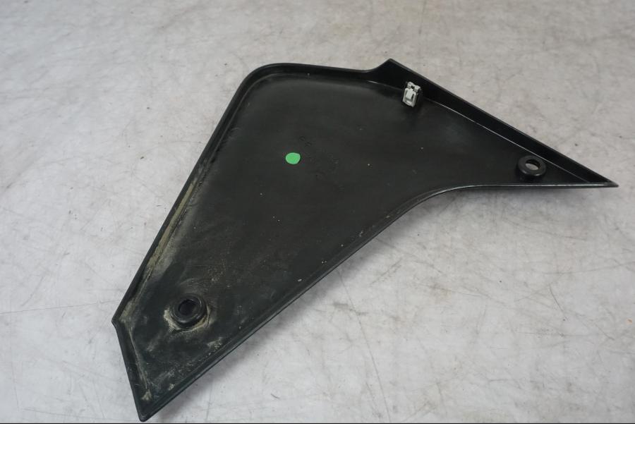 Snett uppifrån på Sidkåpa från en KTM 1290 Super Adventure S -2022 motorcykel.