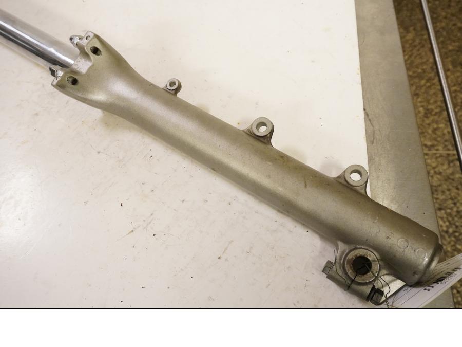 Vänster sida på Gaffelben från en Yamaha XV 750 -1995 motorcykel.