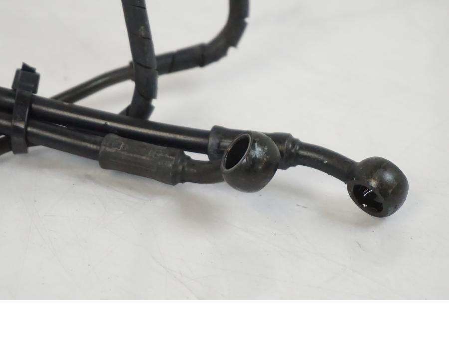 Baksidan på Bromsledning från en BMW F 650 CS -2002 motorcykel.