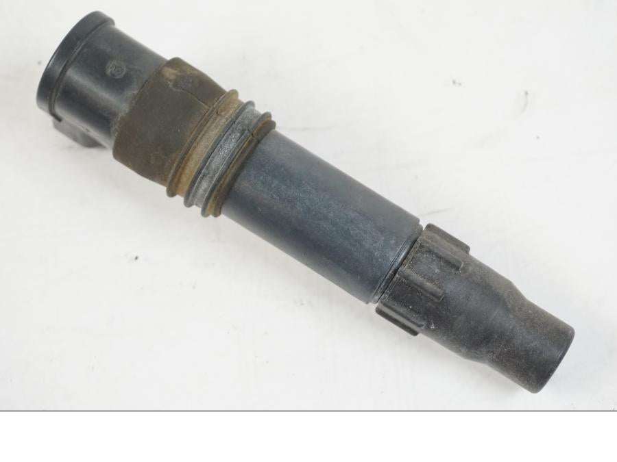 Vänster sida på Tändspole från en Suzuki VZR 1800 -2009 motorcykel.