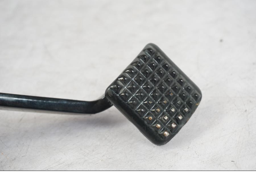 Baksidan på Bromspedal från en Honda VT 600 C -1998 motorcykel.