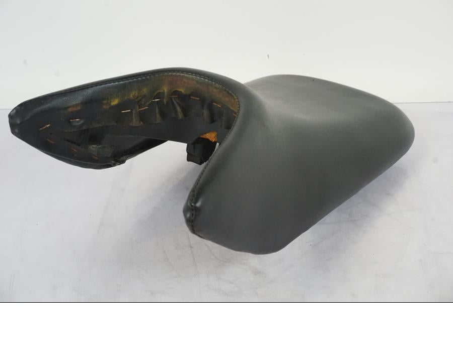 Framsidan på Sadel från en Honda CBR 125 R -2006 motorcykel.