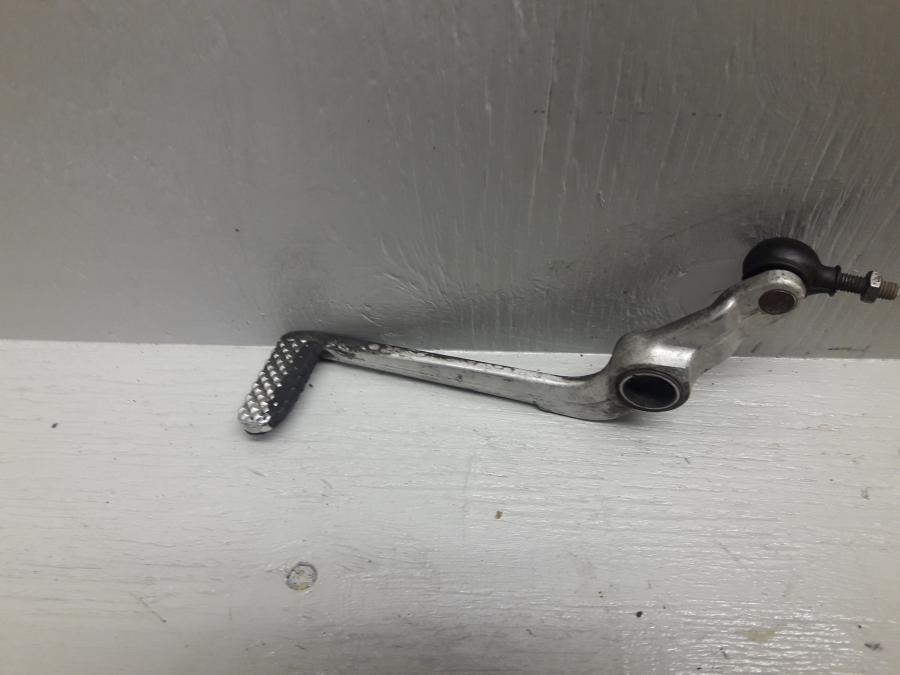 Baksidan på Växelpedal från en Yamaha YZF 1000 R1 -1998 motorcykel.