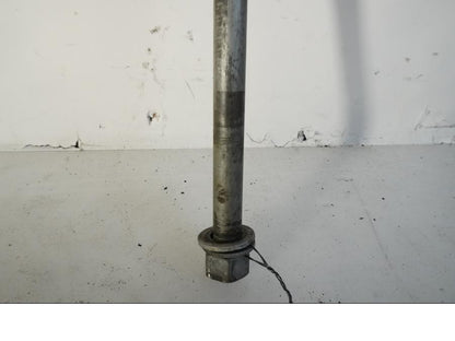 Baksidan på Axel från en BMW F 800 GS -2008 motorcykel.