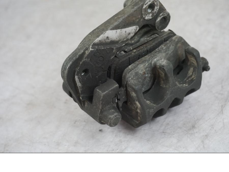 Vänster sida på Bromsok från en Triumph Tiger Explorer -2016 motorcykel.