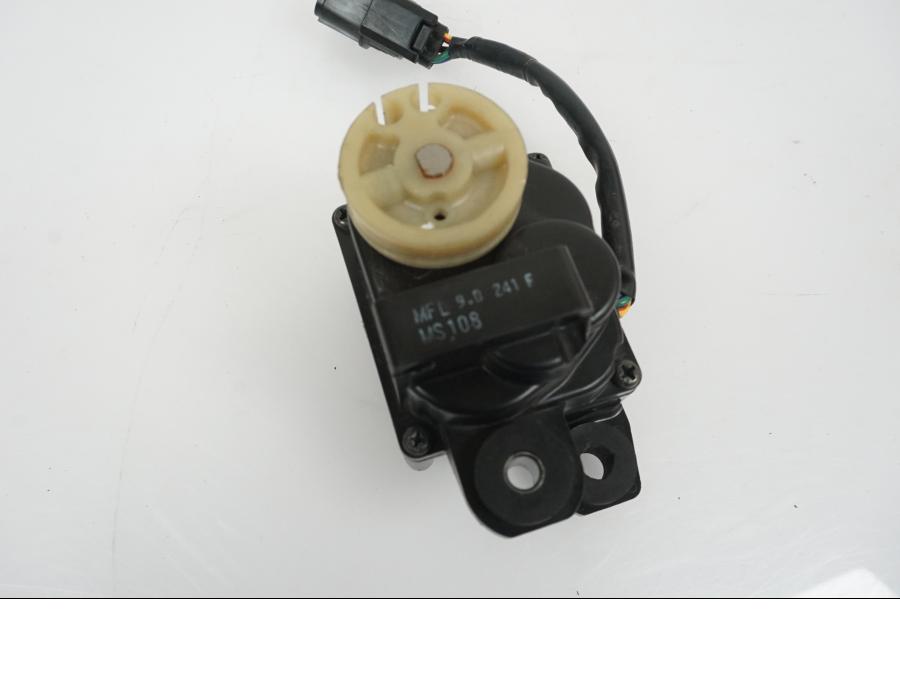 Höger sida på Avgasspjällmotor från en Honda CBR 1000 RR -2010 motorcykel.