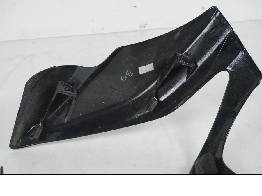 Snett nerifrån på Toppkåpa från en Kawasaki ER-6N ABS -2010 motorcykel.